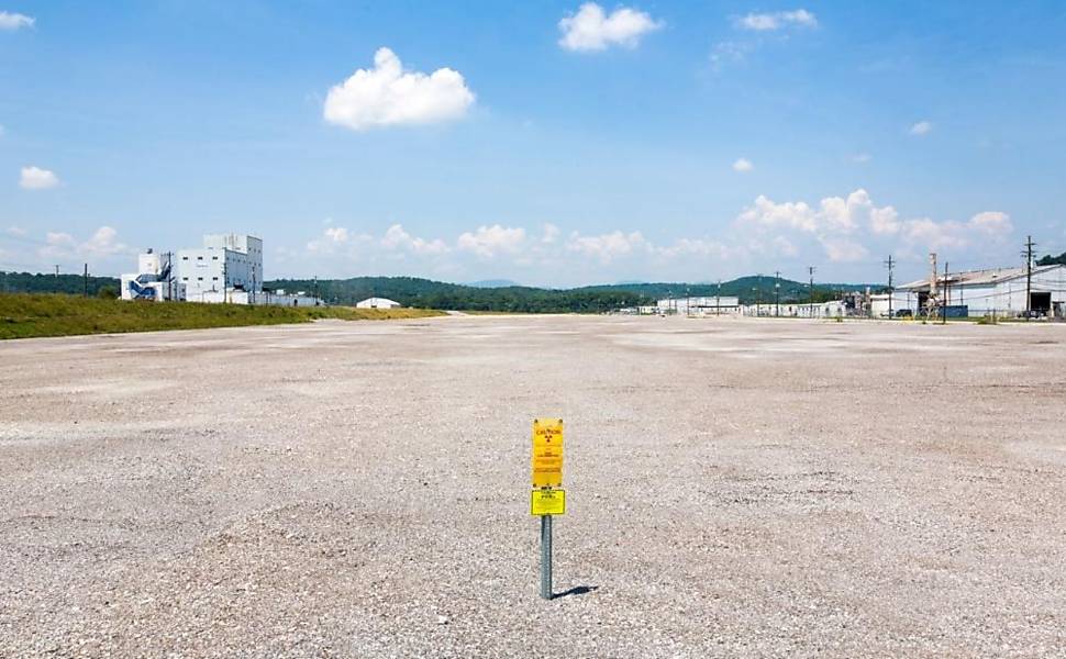 A pegada do antigo prédio K-25, que enriquecia urânio para as armas nucleares americanas, em Oak Ridge, Tennessee. Construído em segredo durante o Projeto Manhattan, o K-25 um dia foi o maior prédio sob um só teto do mundo. Doze mil empregados trabalhavam nele. O urânio enriquecido na usina estava na bomba atômica de Hiroshima. O Departamento de Energia completou a demolição de cinco anos do prédio em 2014