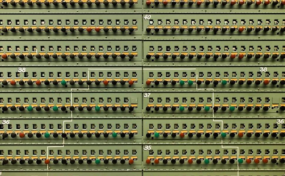 Um painel monitor de pressão da principal sala de controle do Reator B