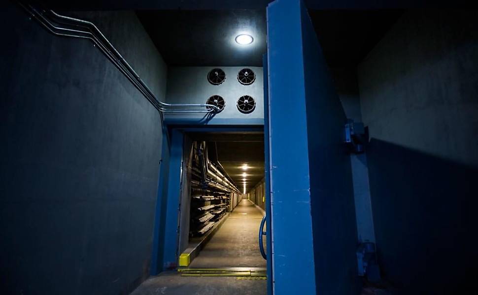 Uma porta antiexplosão de 25 toneladas no bunker secreto para os membros do Congresso abaixo de Greenbrier. O abrigo antibomba de 10.455 metros quadrados, completado durante a Guerra Fria, em 1961, incluía camas e suprimentos suficientes para acomodar todos os 535 legisladores e a equipe de cada um deles. Também há câmaras de descontaminação, uma unidade de tratamento intensivo e uma sala de conferência, tudo cercado por 1 a 1,5 metro de concreto