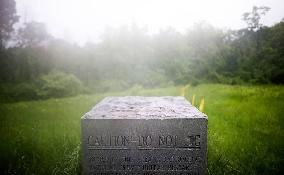 Um marco de concreto num local conhecido como “Plot M”, localizado num parque público no subúrbio de Chicago, alerta os visitantes sobre o lixo radioativo do Chicago Pile (o primeiro reator nuclear do mundo), além de outros experimentos nucleares, enterrado sob o Red Gate Woods. Desenvolvido pelo físico italiano Enrico Fermi, que era do Projeto Manhattan em 1942, o Chicago Pile foi originalmente construído sob um estádio de futebol da Universidade de Chicago. O reator foi realocado para Red Gate Woods em 1943 e, depois, enterrado no mesmo parque sob um ponto chamado “Site A”