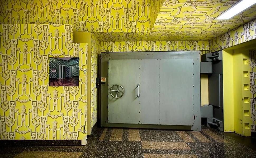 Uma porta antiexplosão de 18 toneladas ficava escondida atrás de um painel móvel na entrada do bunker, em Greenbrier