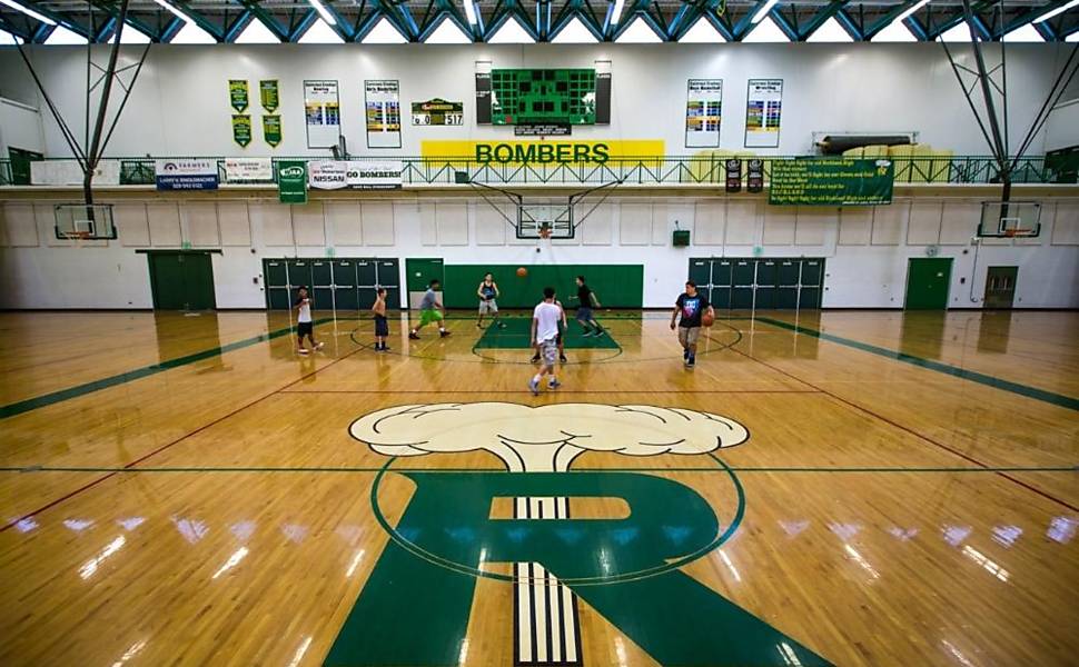 O logo com uma nuvem atômica na Richard High School Bombers, refletindo o orgulho que a comunidade de Richland sentia por seu papel no desenvolvimento do Projeto Manhattan e no final da Segunda Guerra Mundial. Richland, Washington, é o lar de muitos funcionários do Hanford Site