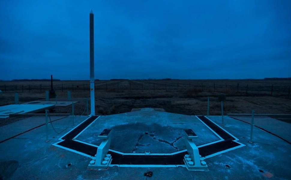 A porta antiexplosão da instalação de lançamento Novembro 33, que protegia um míssil balístico intercontinental Minuteman e agora é propriedade da Sociedade Histórica da Dakota do Norte, é vista ao entardecer em Cooperstown, Dakota do Norte. O míssil foi removido para cumprir os termos do Tratado de Redução de Armas Estratégicas