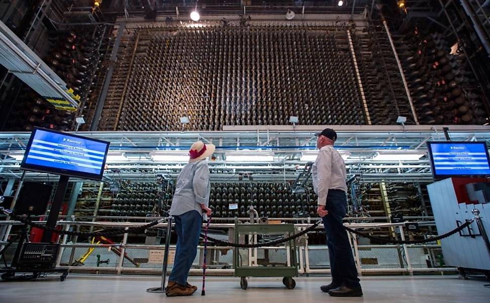 Visitantes observam o Reator B