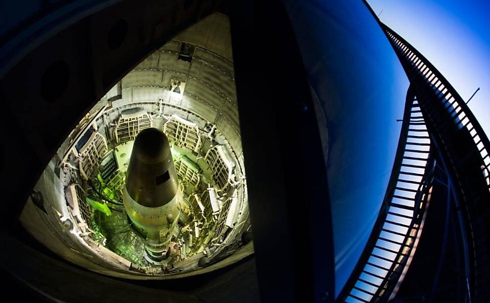 Um míssil balístico Titan II desativado num silo subterrâneo no Titan Missile Museum, em Sahuarita, Arizona. Durante a Guerra Fria, os mísseis Titan II, cada um armado com ogivas nucleares de nove megatons, foram instalados em Arizona, Arkansas e Kansas e mantidos em alerta contínuo. Esse local preserva o último Titan II e a instalação de lançamento restante