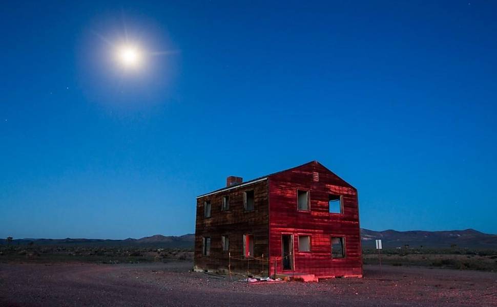 A chamada "Casa Apple-2" é uma das duas últimas casas restantes em Doomtown, uma comunidade falsa com carros, móveis e manequins localizada 160 km a noroeste de Las Vegas e destruída por um teste de bomba atômica em 1955 para determinar os efeitos civis de uma explosão nuclear. Essa casa estava a pouco mais de 1,6 km da explosão nuclear de 29 quilotons