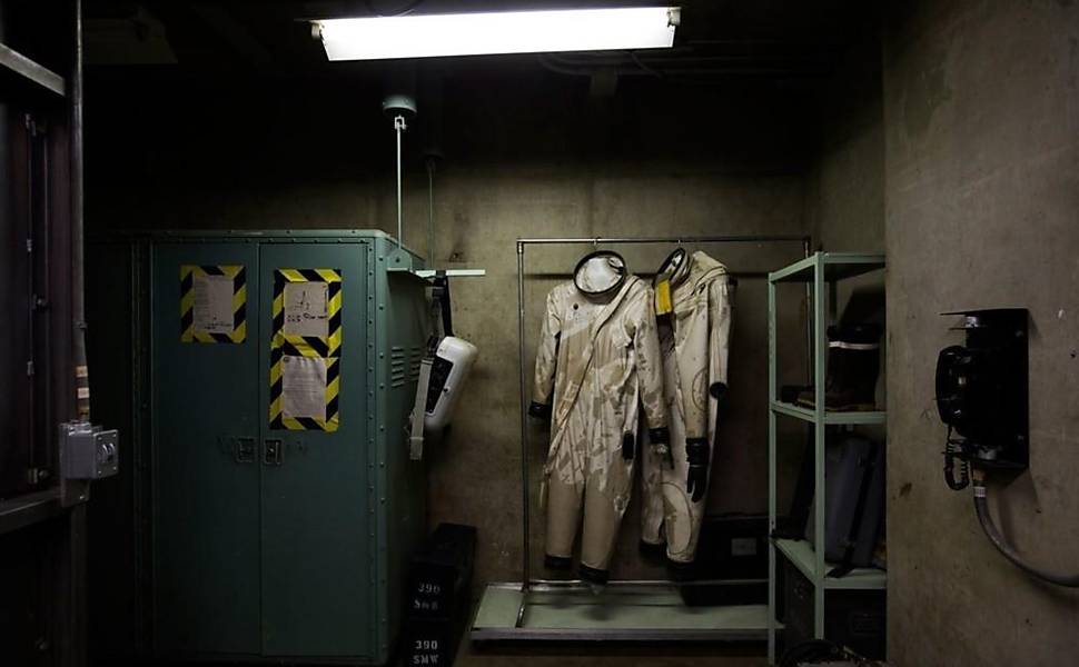 Dois trajes para manipulação de combustível de foguete, usados por técnicos do sistema de propulsão, no Titan Missile Museum