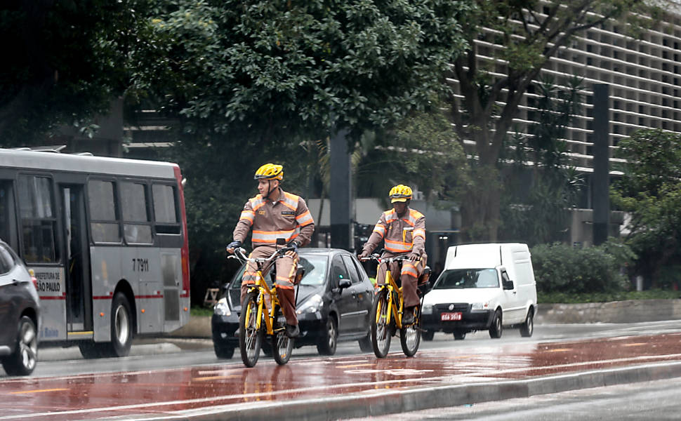 Agentes da CET com bicicletas