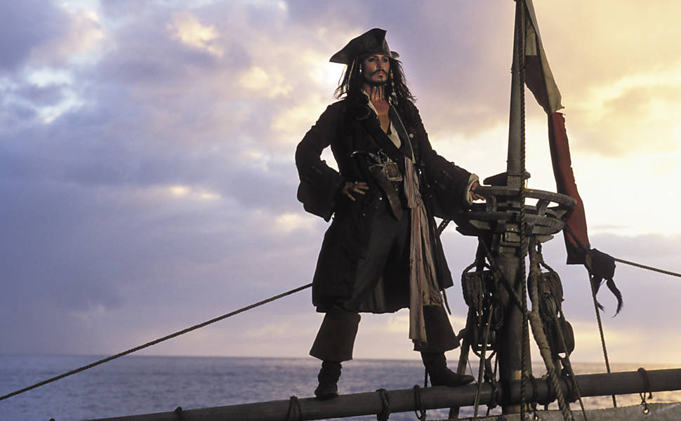 Johnny Depp surpreende fãs ao imitar Jack Sparrow a caminho do julgamento  contra Amber Heard - Notícias de cinema - AdoroCinema