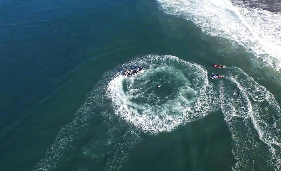 Tubarão ataca Mick Fanning no Mundial de surfe