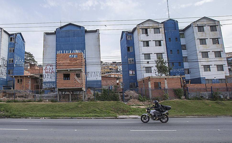 Favela é erguida dentro de conjunto habitacional de SP