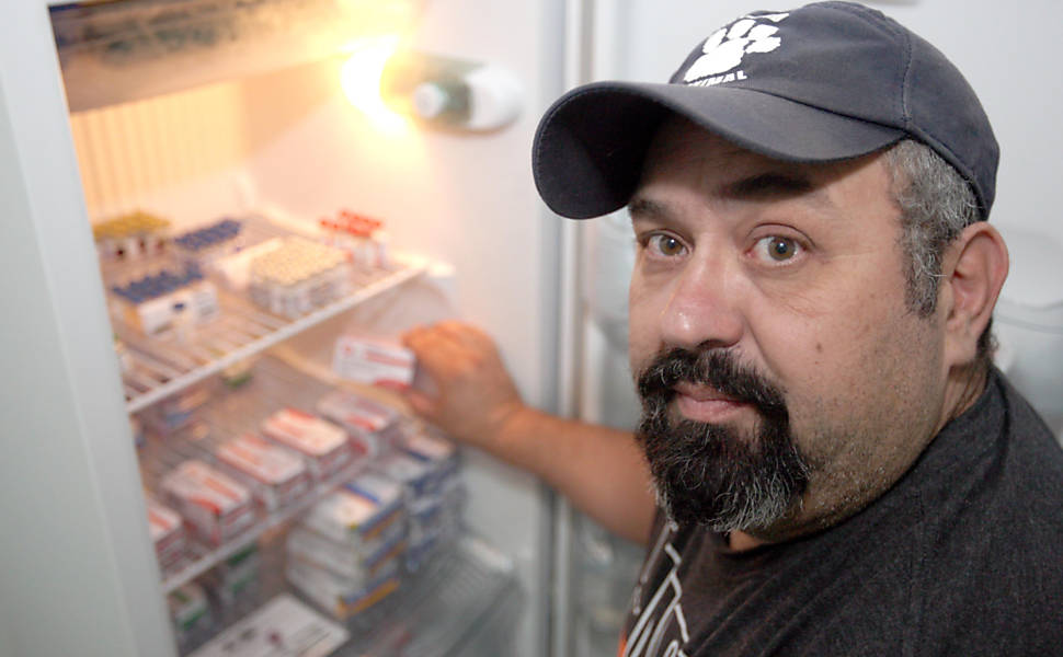 Luiz Sacalea, diretor da Apasfa (Associação Protetora de Animais São Francisco de Assis), mostra as poucas vacinas antirrábicas que tem no estoque da clínica
