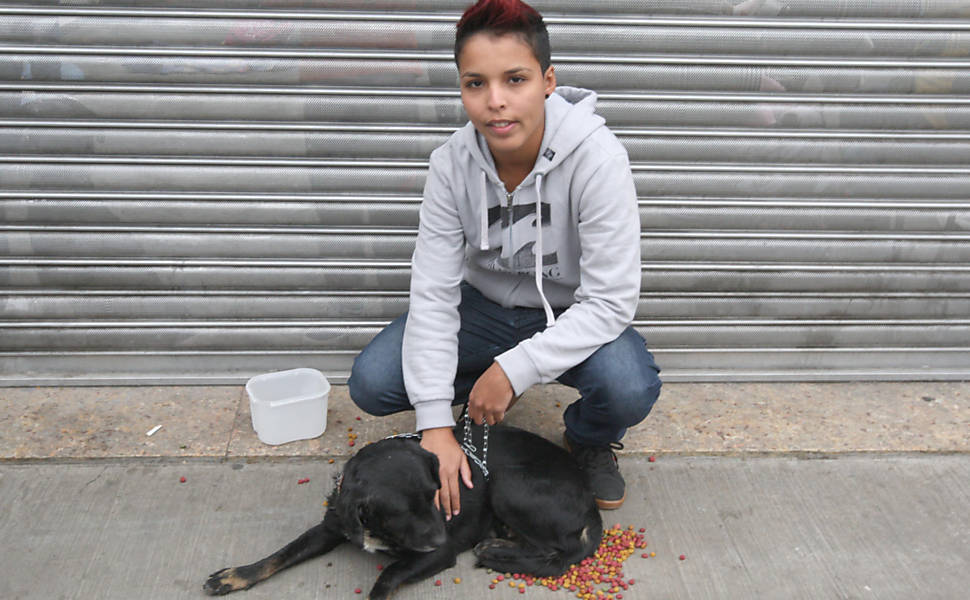 Milena Pereira, 27, com sua cadela Alice, na Anclivepa (associação de veterinários de pequenos animais)