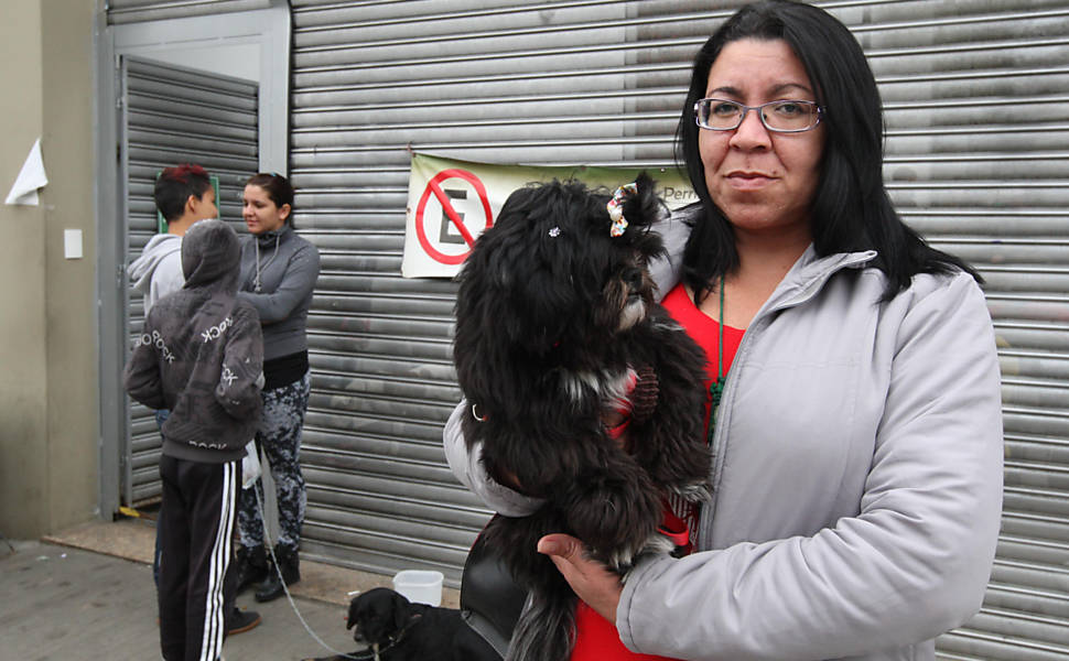 Simone Dias Silva, 36, com sua cachorra Juli, na Anclivepa (associação de veterinários de pequenos animais)