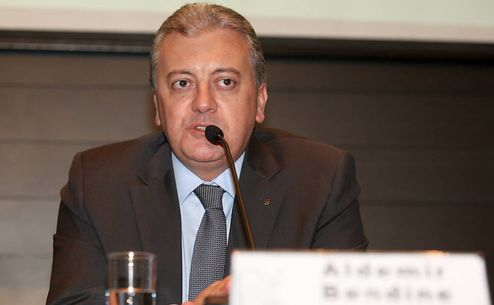 06.fev.2015 - Aldemir Bendine, presidente do Banco do Brasil, é escolhido como substituto de Graça Foster na presidência da Petrobras e Ivan Monteiro, que era vice-presidente de Finanças do Banco do Brasil, se torna o novo diretor financeiro da Petrobras. A escolha de dois nomes ligados ao governo não agrada o mercado e as ações da empresa caem 7%