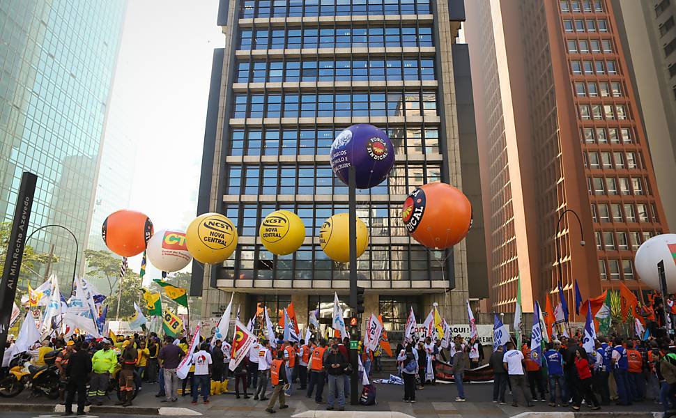 Centrais sindicais realizam protesto contra alta nos juros