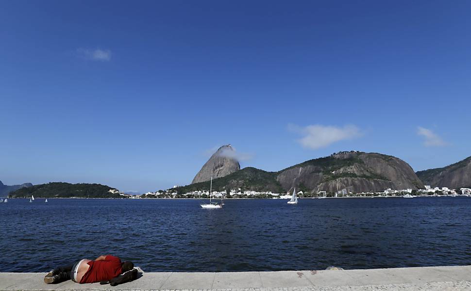 Um ano antes do início das dos jogos olímpicos no rio de Janeiro, a baía de Guanabara continua repleta de sujeira e poluição