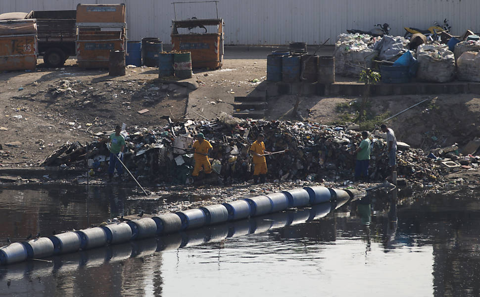 Um ano antes do início das dos jogos olímpicos no rio de Janeiro, a baía de Guanabara continua repleta de sujeira e poluição