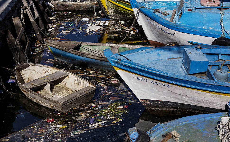 A poluição da Baía de Guanabara onde serão realizadas todas as competições  de vela