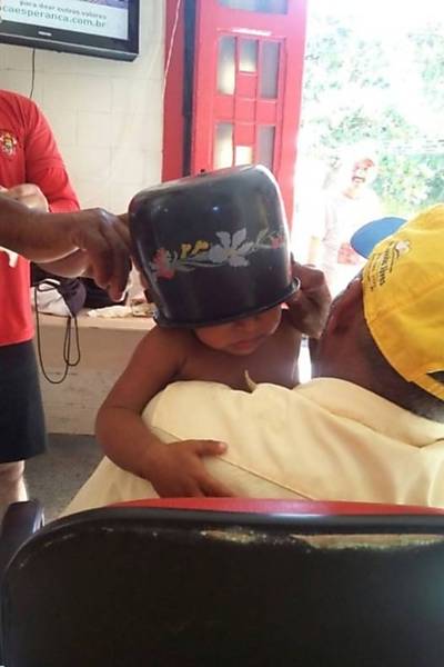 Bebê fica com a cabeça presa em panela no Piauí