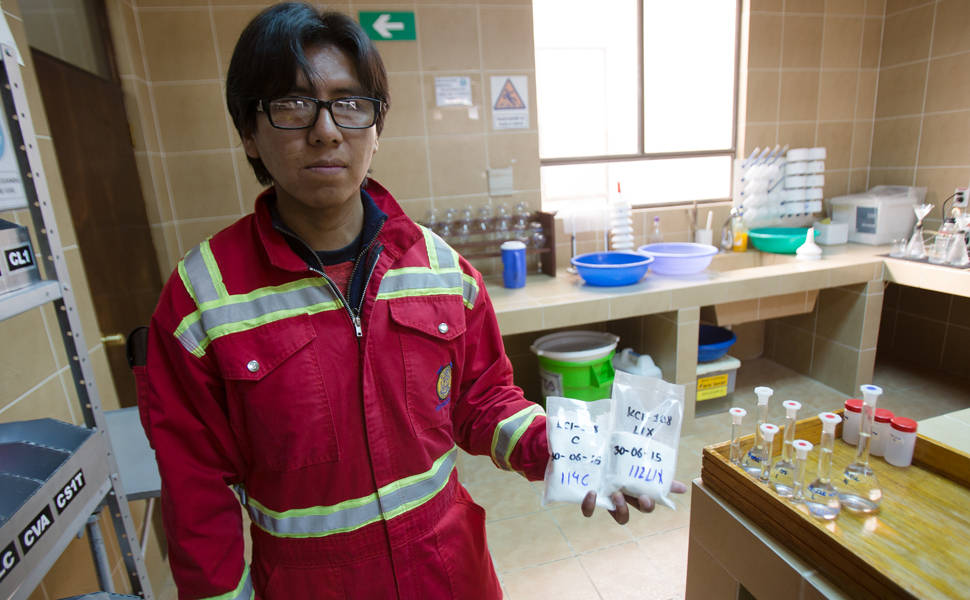 Técnico segura amostras de lítio--- material em crescente demanda ---retiradas do Salar de Uyuni, na Bolívia; país quer criar na região a base de uma indústria de ponta em torno do mineral