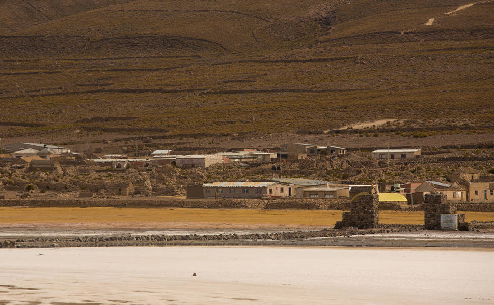 Portal do povoado de Coqueza, ao pé do vulcão Tunupa, nas margens do Salar de Uyuni, na Bolívia