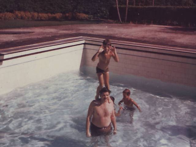 O escritor Marcelo Rubens Paiva, seu pai, Rubens, e Eduardo Gasparin em uma casa no Rio de Janeiro