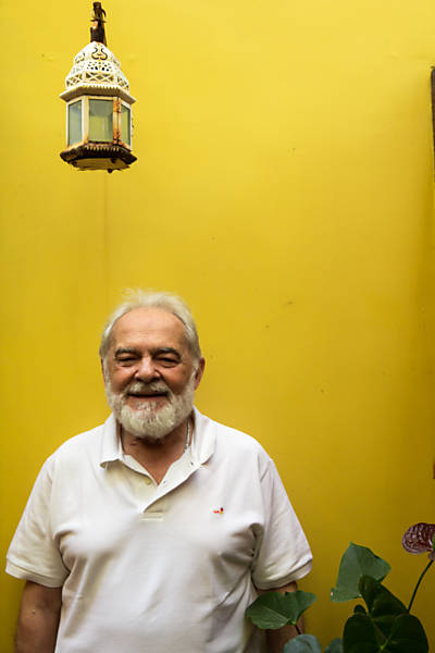 Retrato do ator Othon Bastos em livraria no Rio de Janeiro
