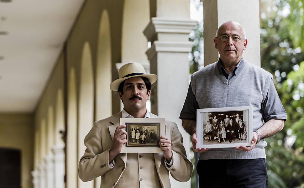 Ator e dramaturgo posam com as fotos de suas famílias no Museu da Imigração, em São Paulo