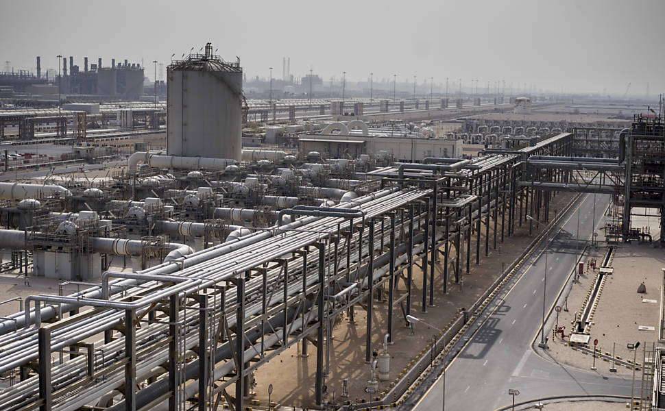O gás natural esfria até a forma líquida