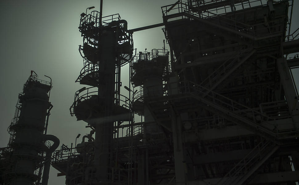 Tanques de armazenagem e oleodutos de gás natural liquefeito, no porto de Ras Laffan, Qatar