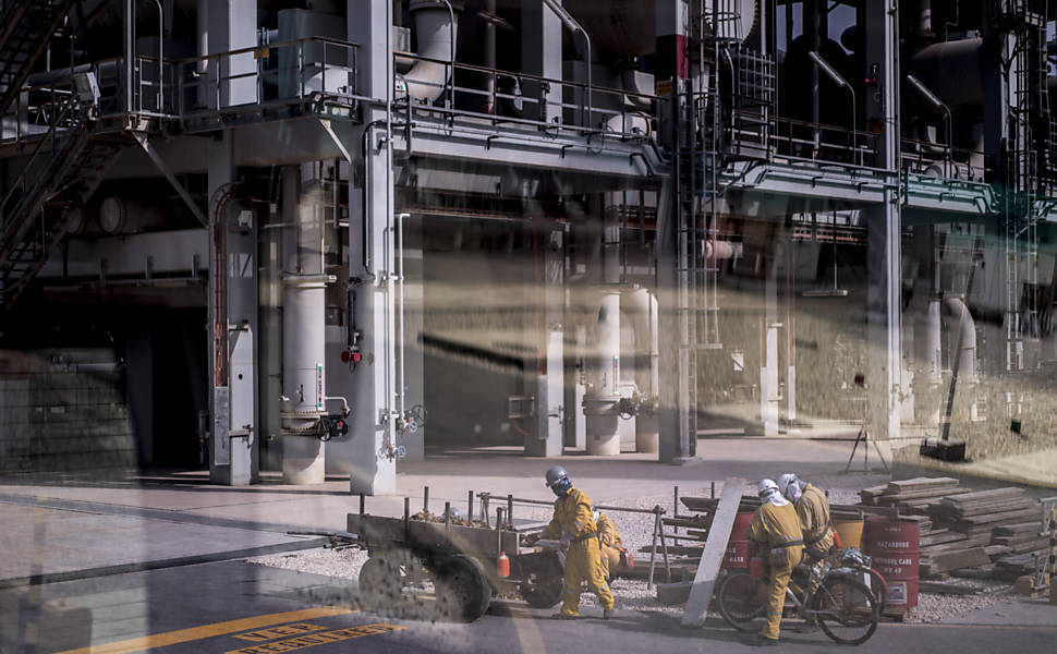 Trabalhadores no terminal de gás natural liquefeito, em Ras Laffan, Qatar
