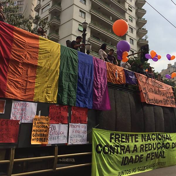 Grupos protestam em frente a Câmara Municipal contra e a favor do novo Plano Municipal de Educação, que tem sua discussão retomada