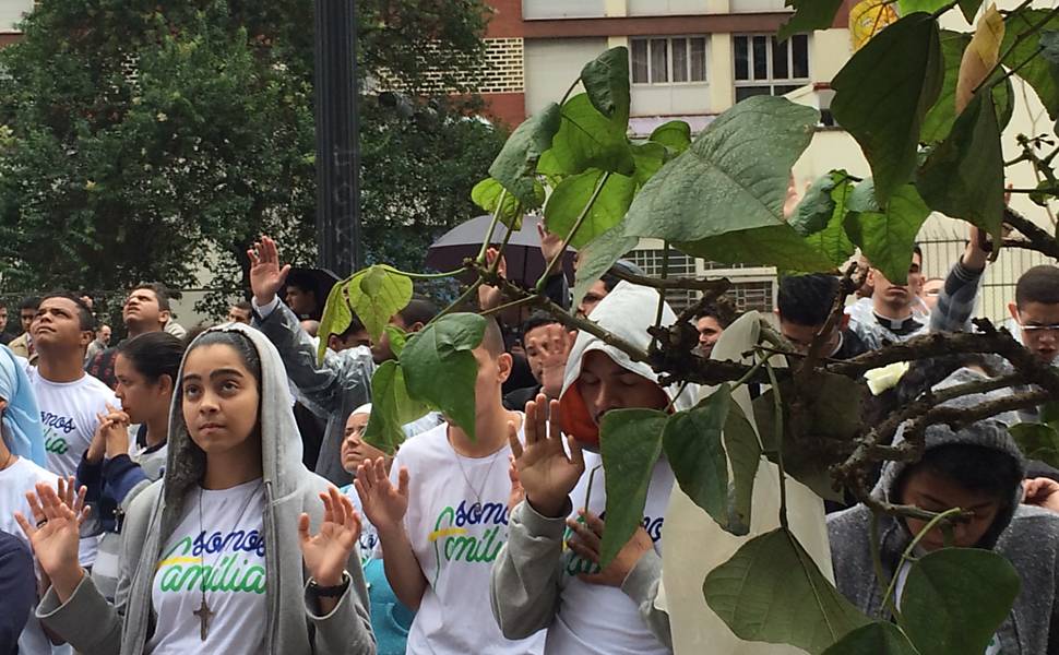 Grupos protestam em frente a Câmara Municipal contra e a favor do novo Plano Municipal de Educação, que tem sua discussão retomada