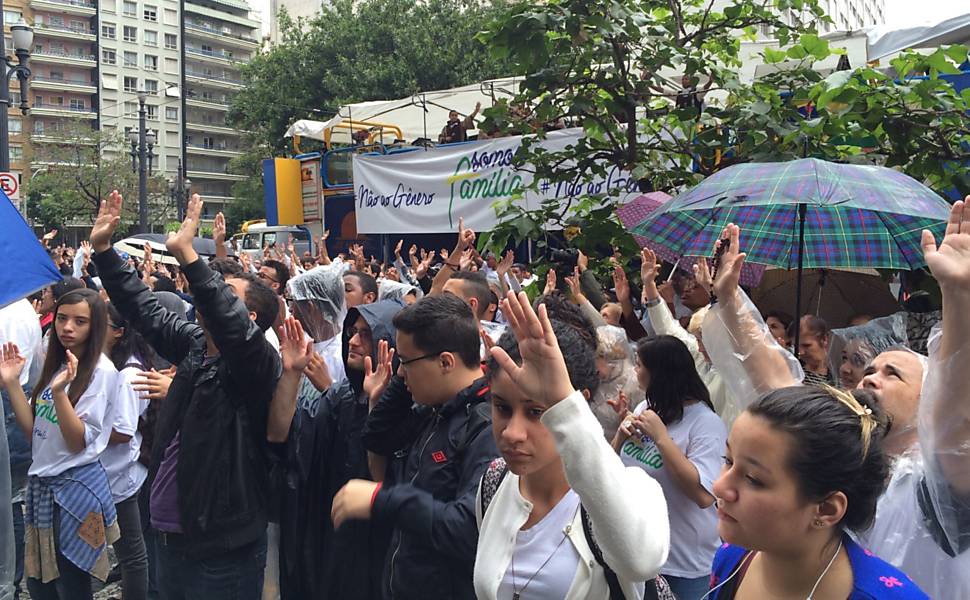 Grupos protestam em frente a Câmara Municipal contra e a favor do novo Plano Municipal de Educação, que tem sua discussão retomada
