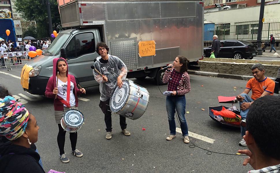 Grupos protestam em frente a Câmara Municipal contra e a favor do novo Plano Municipal de Educação, que tem sua discussão retomada