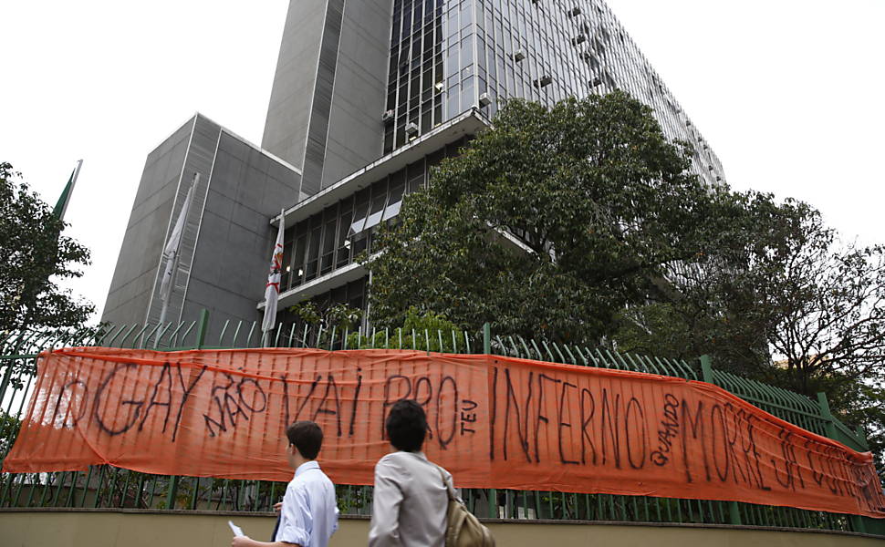 Grupos protestam em frente a Câmara Municipal contra e a favor do novo Plano Municipal de Educação, que tem sua discussão retomada