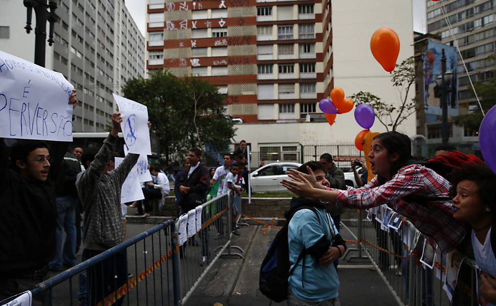 Grupos protestam em frente a Câmara Municipal contra e a favor do novo Plano Municipal de Educação, que tem sua discussão retomada