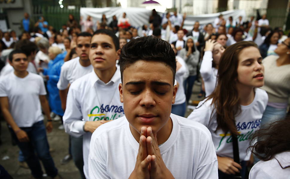 Grupos protestam em frente a Câmara Municipal contra e a favor do novo Plano Municipal de Educação, que tem sua discussão retomada