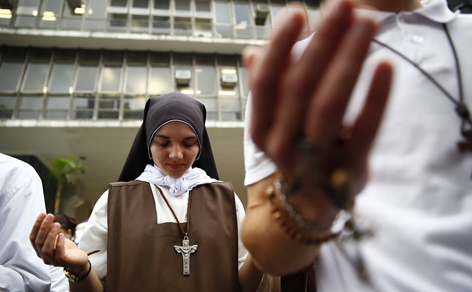 Grupos protestam em frente a Câmara Municipal contra e a favor do novo Plano Municipal de Educação, que tem sua discussão retomada