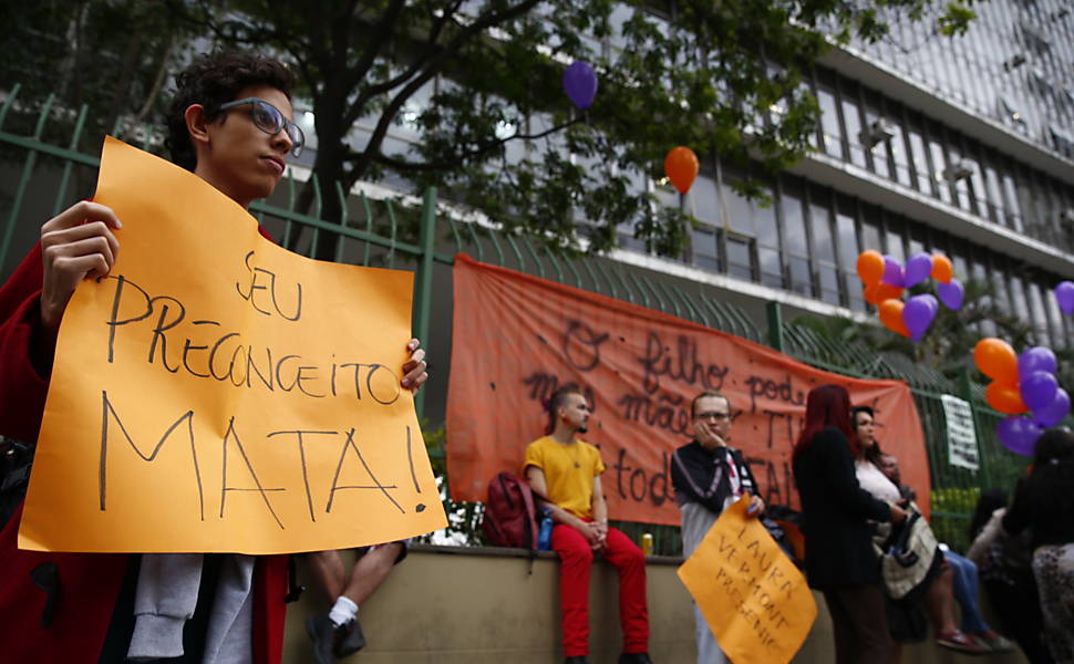 Grupos protestam em frente a Câmara Municipal contra e a favor do novo Plano Municipal de Educação, que tem sua discussão retomada