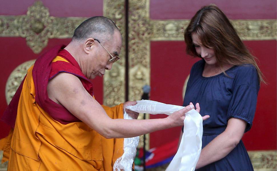 Carla Bruni recebe presente do Dalai Lama em inauguração de templo budista em Roqueredonde, França