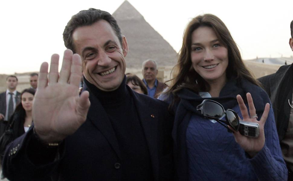O então presidente francês Nicolas Sarkozy e Carla Bruni em visita ao Egito