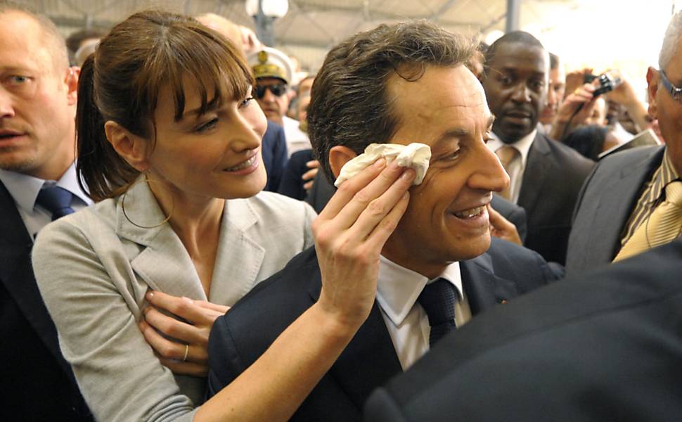 A primeira-dama Carla Bruni-Sarkozy, enxuga o rosto de seu marido, o presidente da França Nicolas Sarkozy, durante visita a um mercado em Fort-de-France, em Martinica (França)