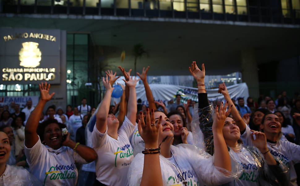 Grupo protesta contra igualdade de gênero em frente à Câmara Municipal durante votação do Plano Municipal de Educação