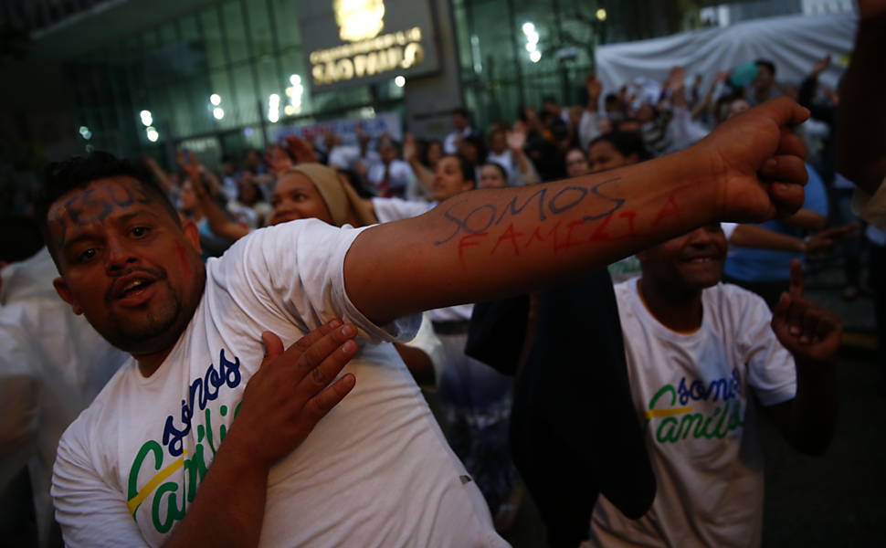 Grupo protesta contra igualdade de gênero em frente à Câmara Municipal durante votação do Plano Municipal de Educação