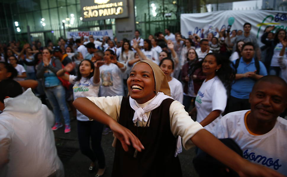 Grupo protesta contra igualdade de gênero em frente à Câmara Municipal durante votação do Plano Municipal de Educação