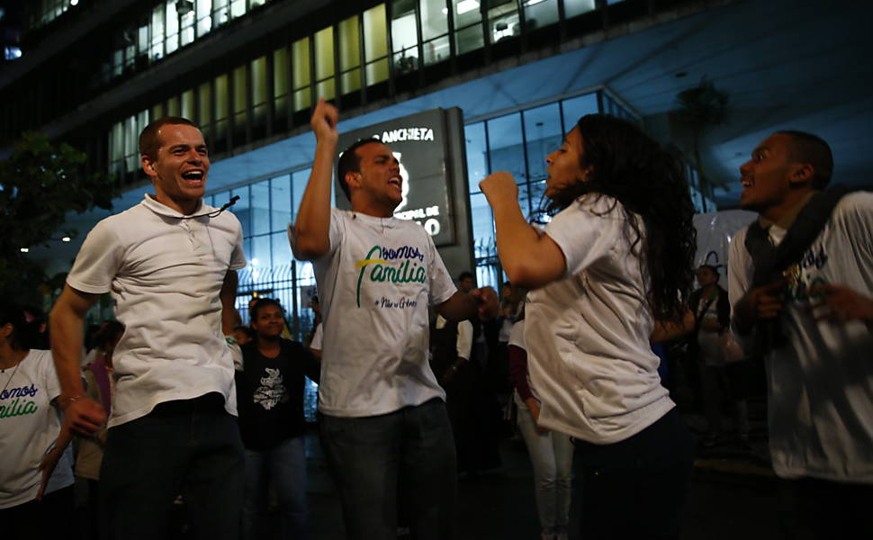 Grupo protesta contra igualdade de gênero em frente à Câmara Municipal durante votação do Plano Municipal de Educação