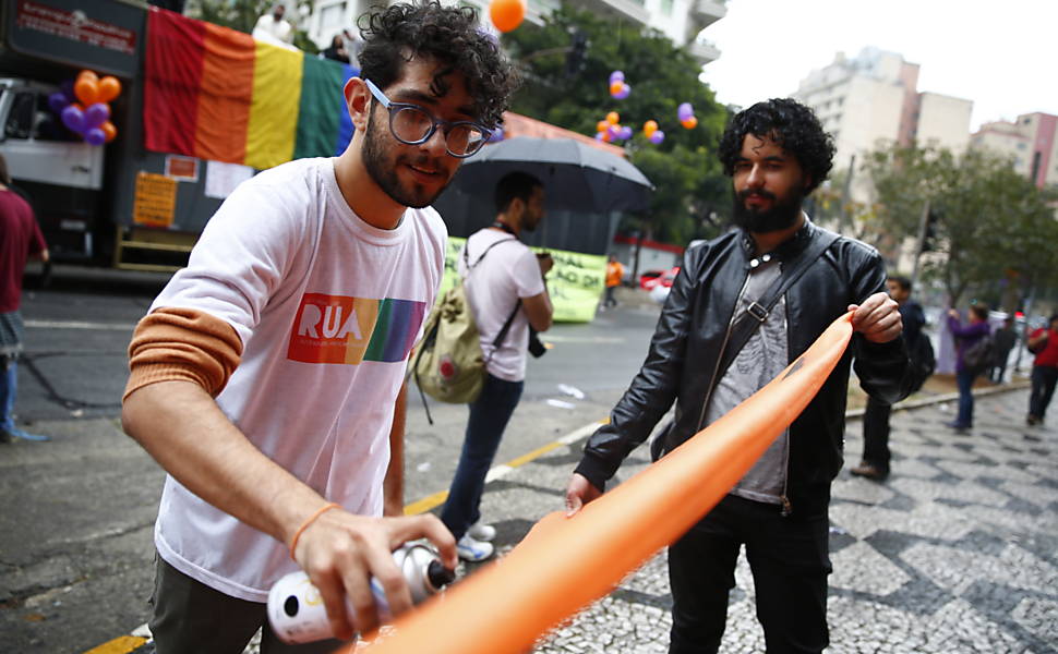 Grupos protestam em frente a Câmara Municipal contra e a favor do novo Plano Municipal de Educação, que tem sua discussão retomada