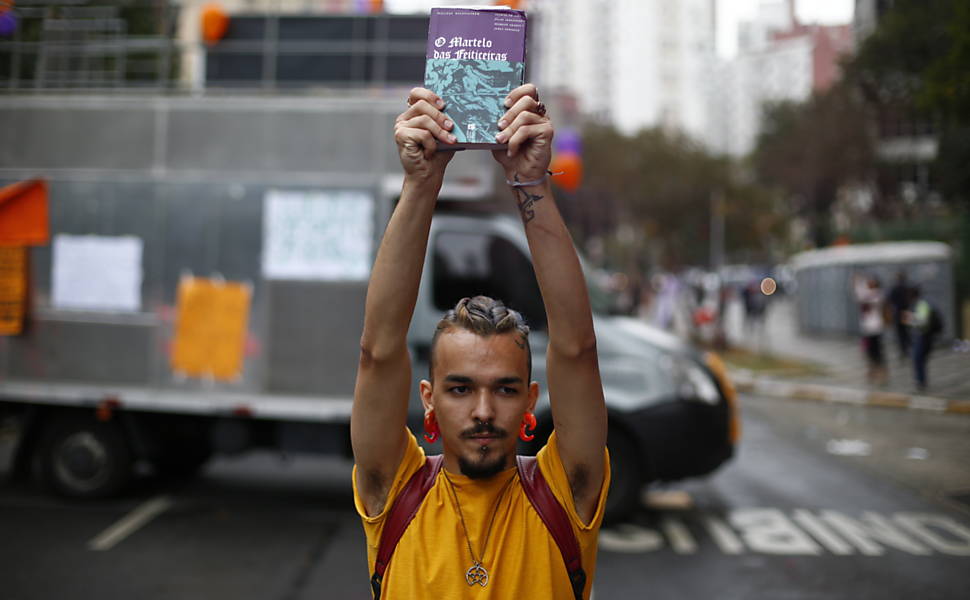 Grupos protestam em frente a Câmara Municipal contra e a favor do novo Plano Municipal de Educação, que tem sua discussão retomada